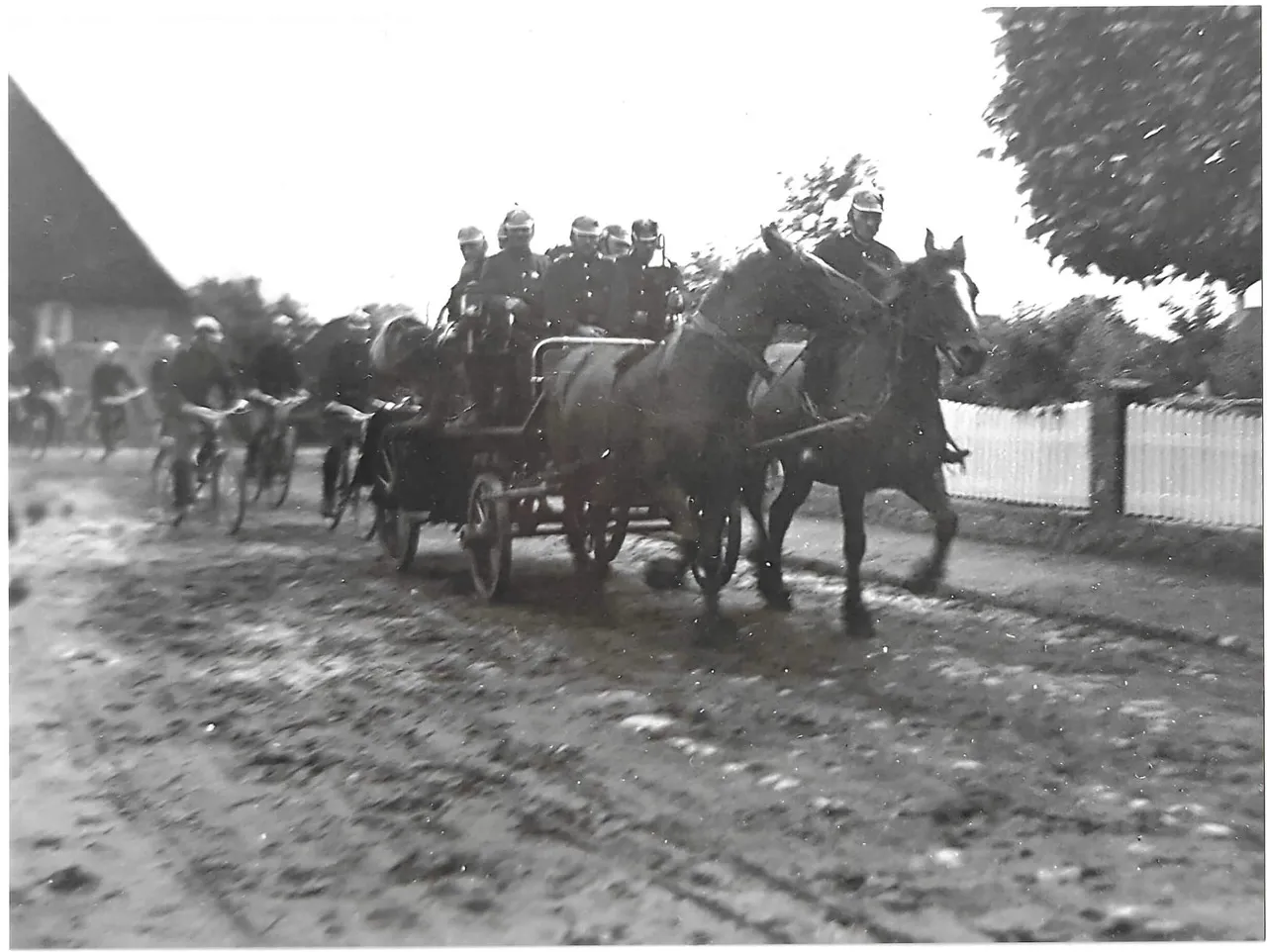 FF Behlendorf im Einsatz mit Pferd und Fahrrad um 1910