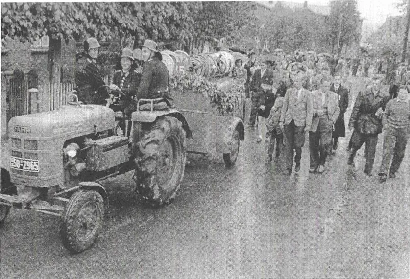 Umzug durch das Dorf, auf dem Trecker (25 PS)