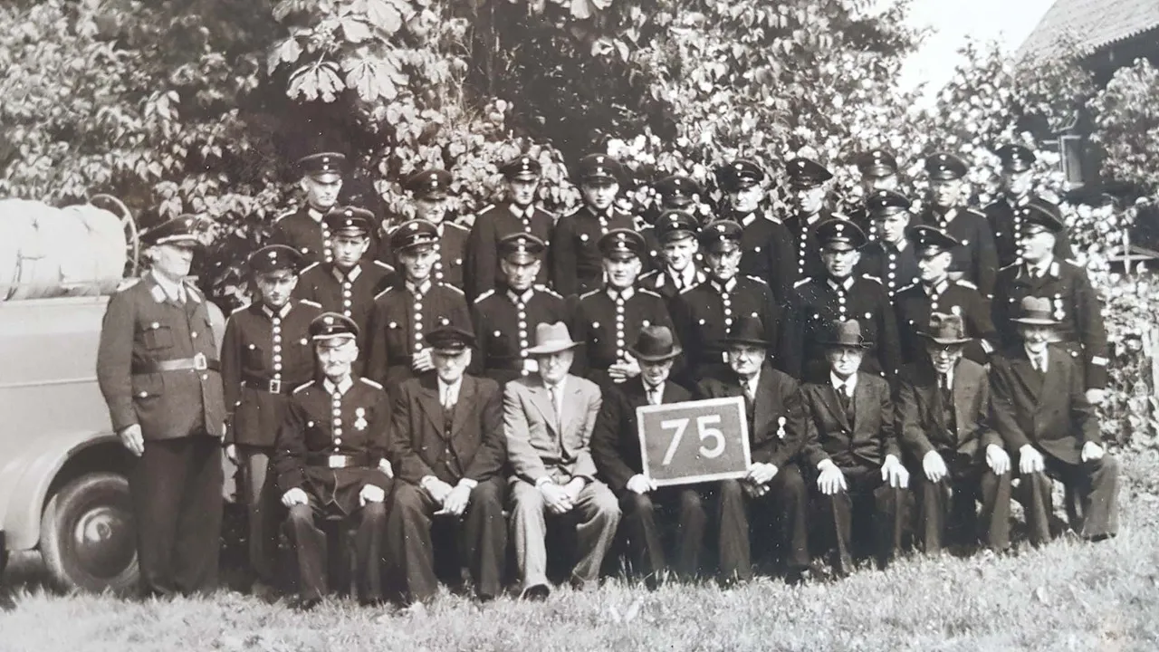 Am Feuerwehrhaus im Hintergrund die Eiche auf dem Brink