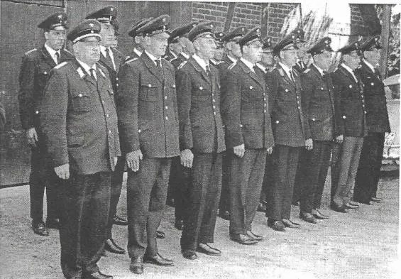 Die Freiwillige Feuerwehr ist zum Empfang der Gäste angetreten.